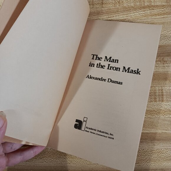 Man in the Iron Mask Dumas 1984 B&W Pocket Classics Comic Paperback Vintage 80s - Picture 4 of 7